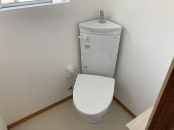 少しでもスペース確保する為に設置を斜め対角にできる隅付洋式トイレをご提案。