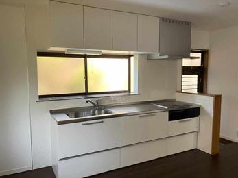 タイルをキッチンパネルに変えて、白色のキッチンに仕上げました。