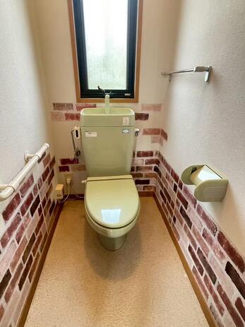 30年前の便器を使っていて水道代が気になってました。トイレを明るくしようと思い、壁紙をDIYしましたがあまりパッとしなかったので、節水タイプの便器交換と合わせて壁紙とクッションフロアも張り替えて頂きました。トイレが明るくなり、まとめて工事を依頼してよかったと大変満足しています。